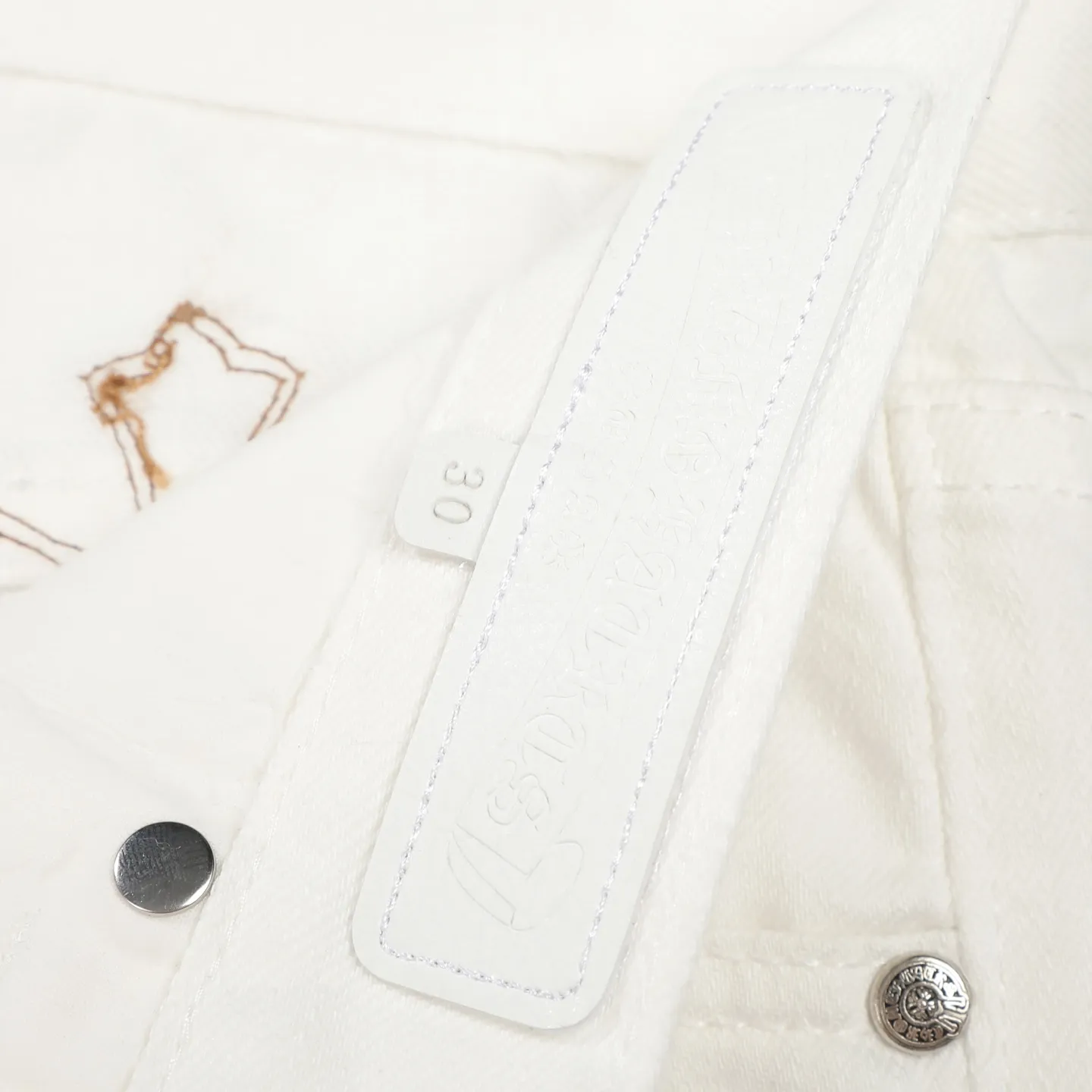 P250 Chrome Hearts｜CH Chrome Hearts 25SS high street jeans with leopard print and vintage graffiti paintings. Chrome Hearts are the most popular pants in color. Made of beaded canvas fabric, heavy washing makes the upper body of the fabric more textured and the pants are tall and straight! The three-dimensional cutting of the whole trousers is a masterpiece! The hardware is customized by zp. The beaded canvas fabric is thick and soft after being washed. It has good breathability. Customized small leather label. Unique design. The details are simple and elegant, and the workmanship is exquisite. The whole trousers are neatly routed and the details are in place! It’s so cool that both men and women can easily control the genderless trend! Color: White Size: 28 30 32 34